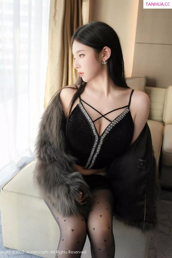   [XiuRen]高清写真图 2025.03.20 No.10045 优酱 黑丝美腿第10张图片